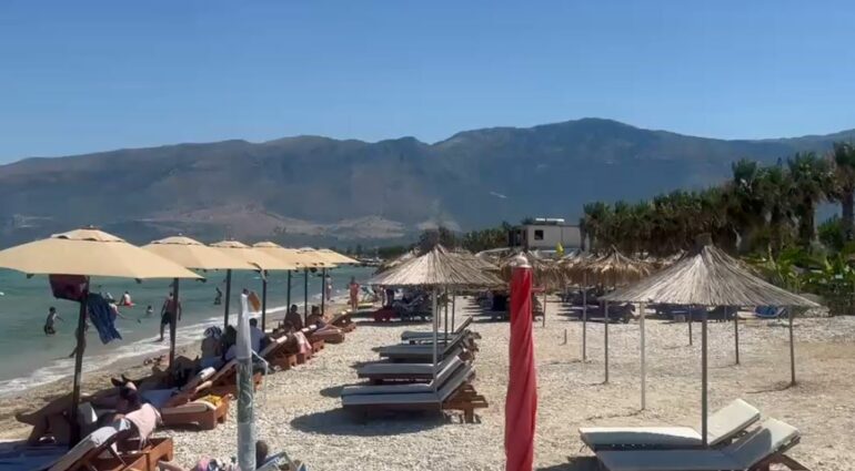 Pësoi infarkt pasi hyri në det, humb jetën 75-vjeçari