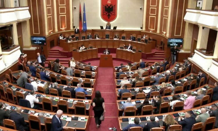 “Mbroni Belindën, arrestoni Arben Kolën”/ Shehaj shpërthen në Kuvend: 10 policë e morën zvarrë, blindoheni këtu sepse keni frikë