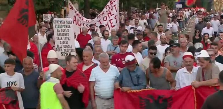 36 ditë protestë! Nis marshimi i qytetarëve nga sheshi “Skënderbej” drejt Kryeministrisë