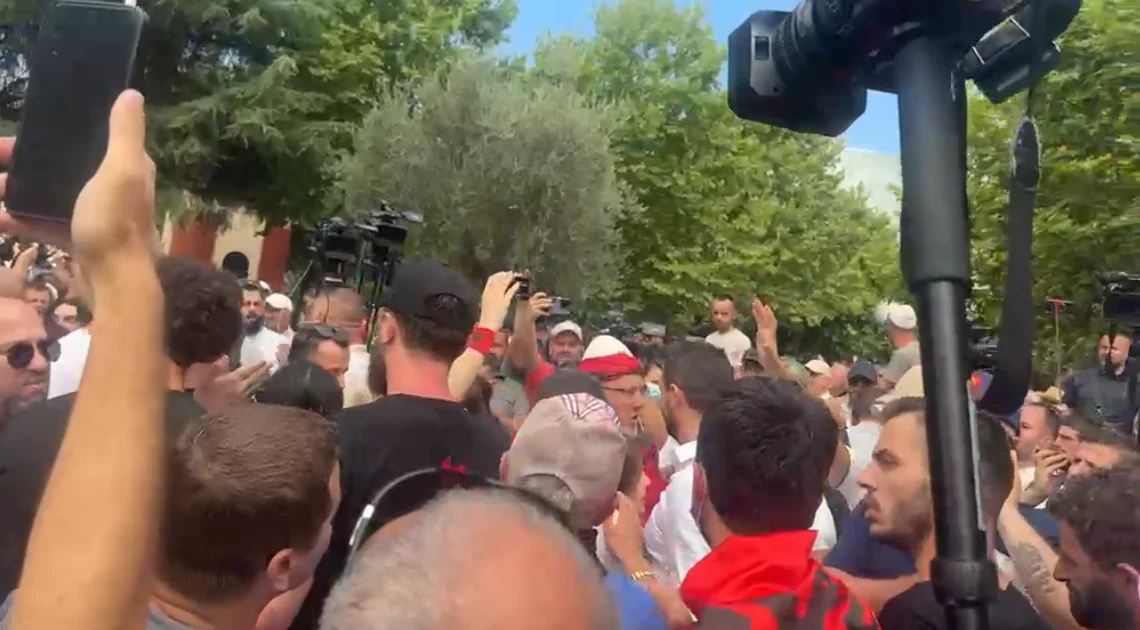 Adriatik Lapaj shkon te protestuesit jashtë Kuvendit, ata e largojnë