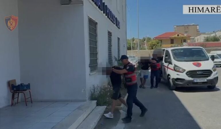 Tentuan të grabisnin me dhunë një 70-vjeçar në Borsh duke i hyrë në banesë, në pranga tre persona