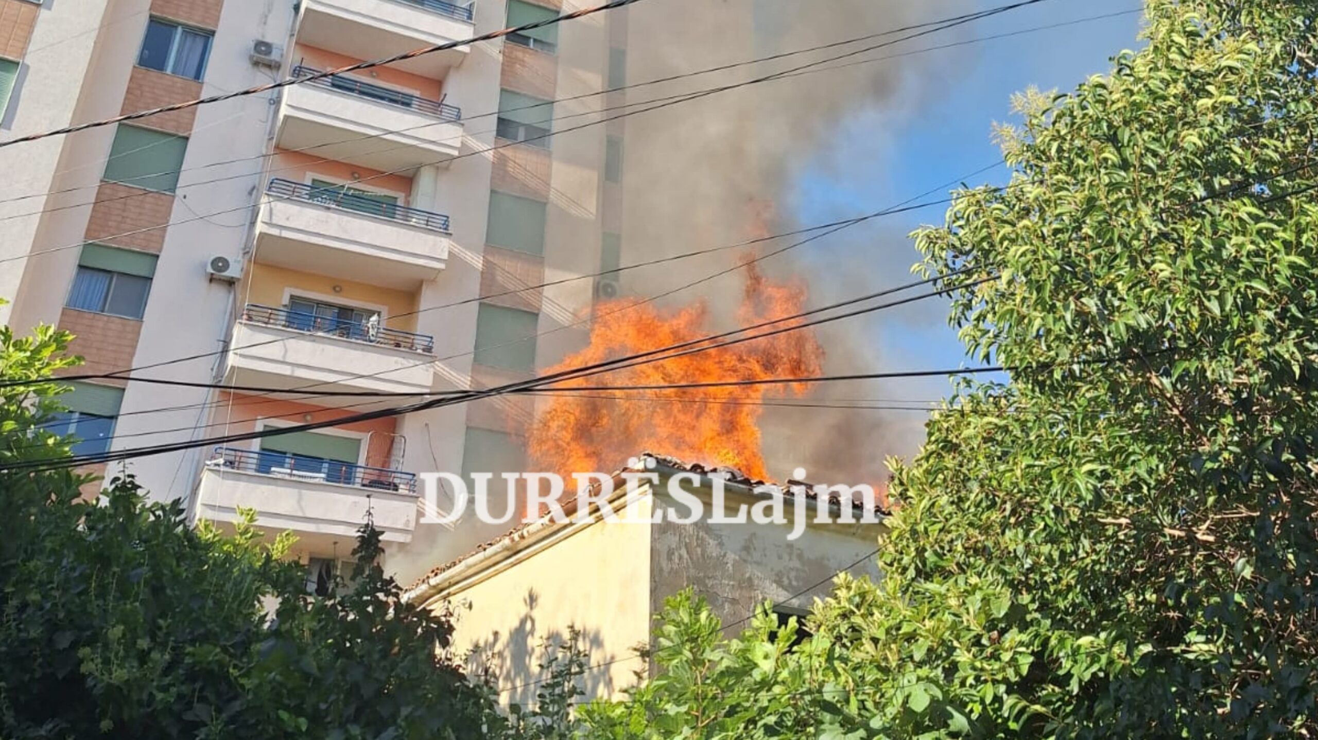 Përfshihet nga flakët një godinë e pabanuar në Durrës (VIDEO)