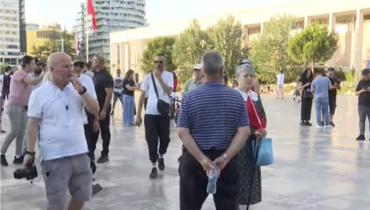 Dita e 32-të e protestës, nis grumbullimi i qytetarëve në Sheshin “Skënderbej”