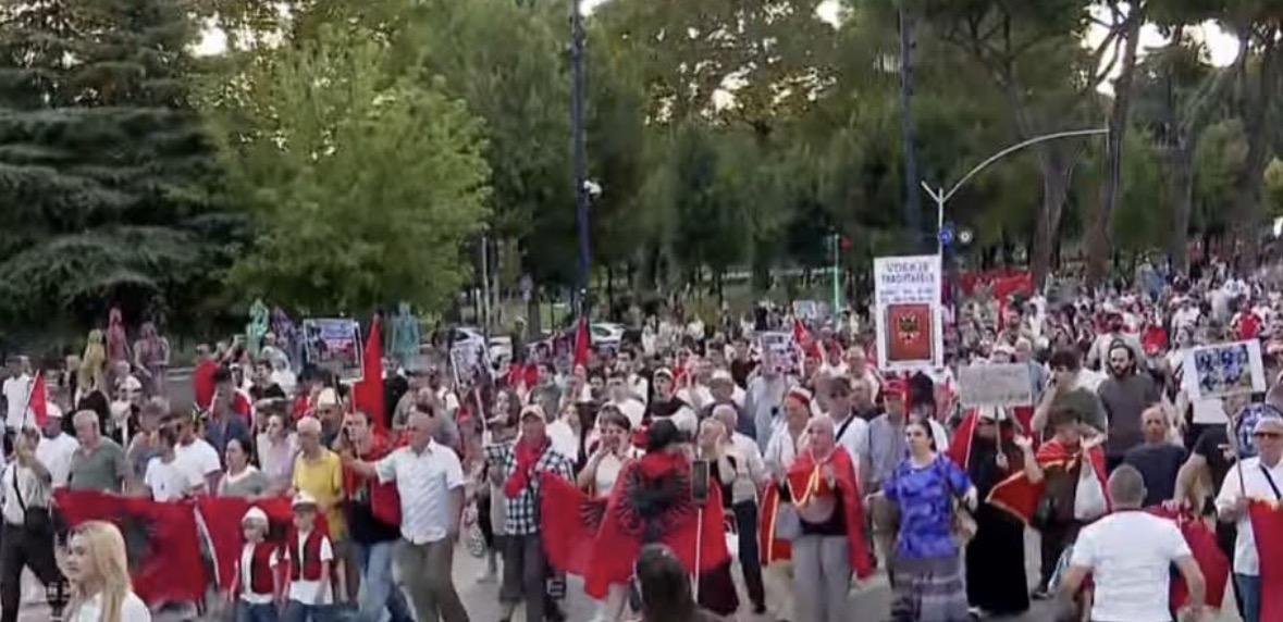 Me pankarta dhe flamuj në duar, qytetarët nisin marshimin drejt Kryeministrisë