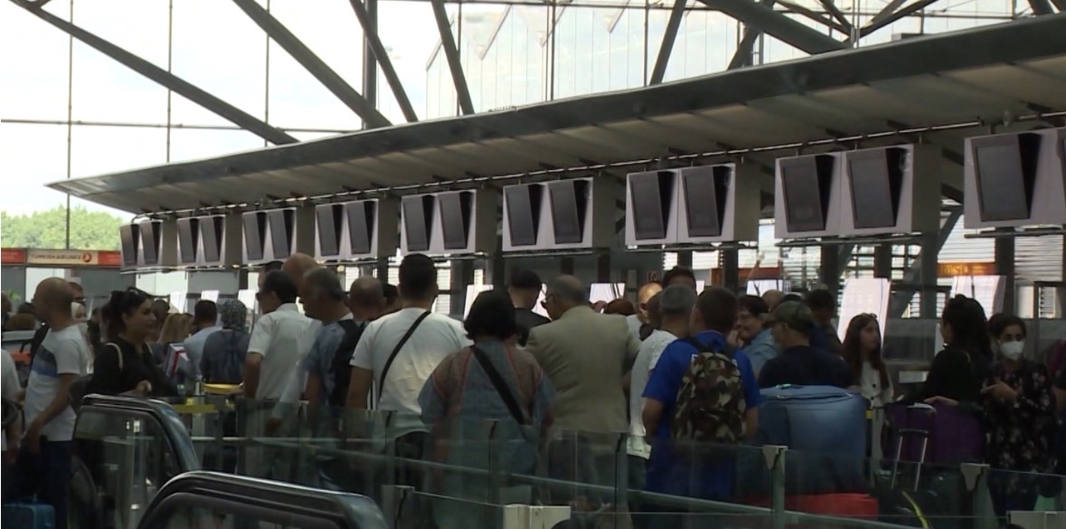 Aeroportet evropiane në alarm, sistemi EES sjell vonesa dhe radhë të gjata