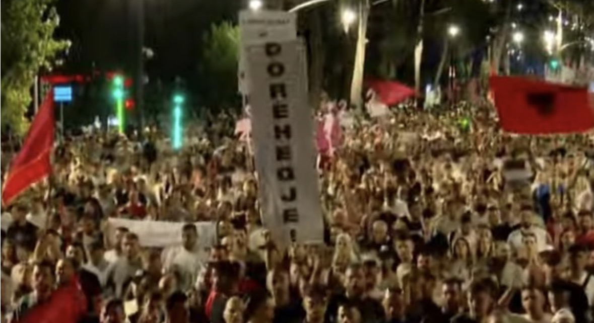 Nis marshimi i qytetarëve, po shkojnë drejt komisariatit nr. 3 ku po mbahen protestuesit e arrestuar