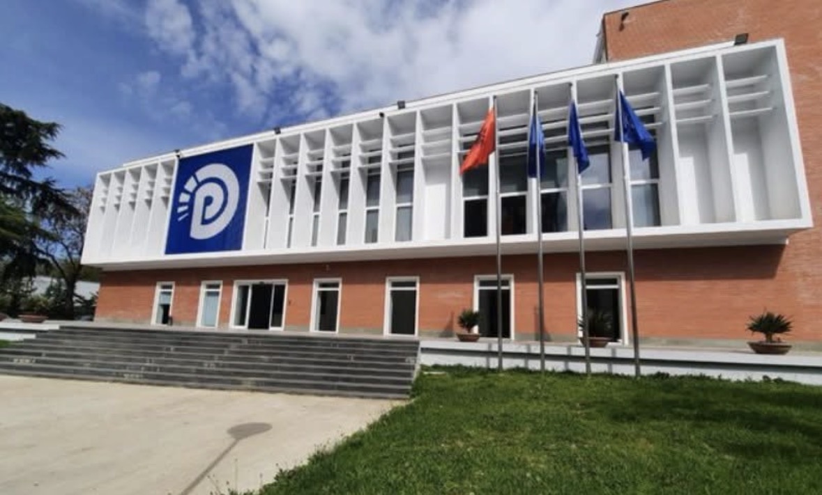 Partia Demokratike ankimon në Kushtetuese rrëzimin e komisioneve hetimore për AKSHI-n dhe rrugët