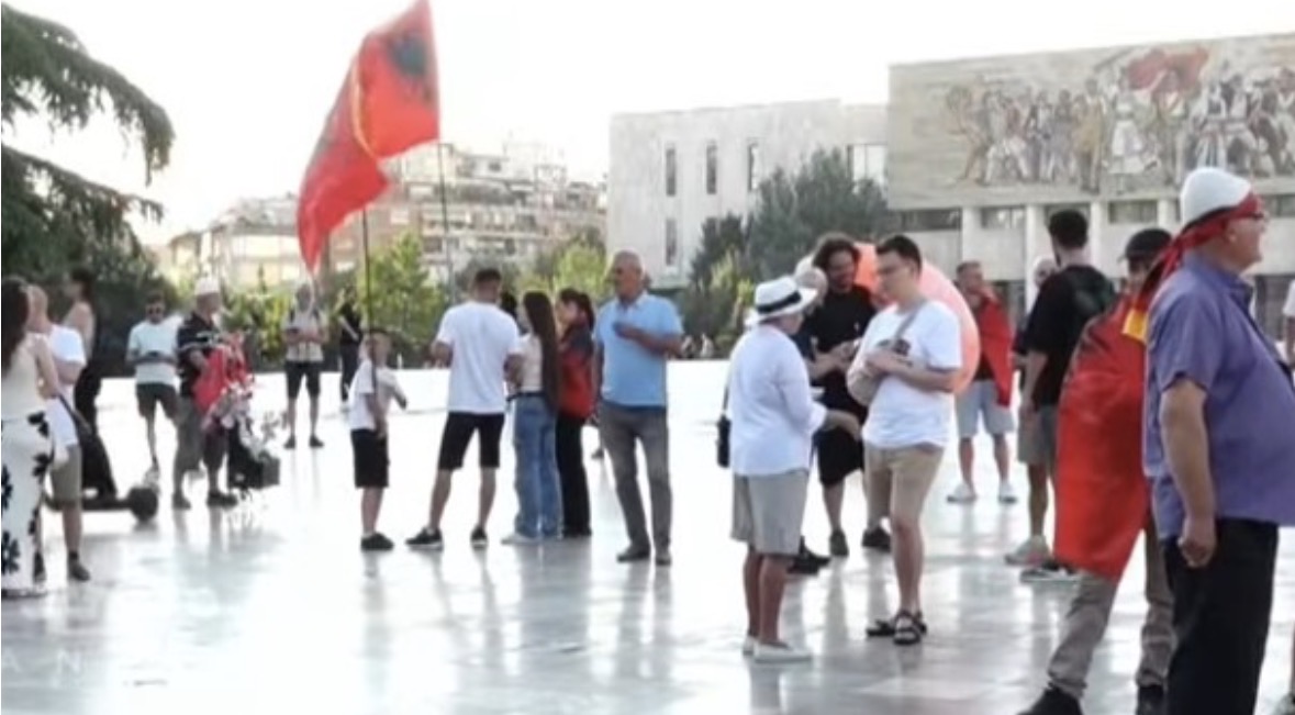 34 ditë protestë, qytetarët mblidhen në sheshin “Skënderbej”