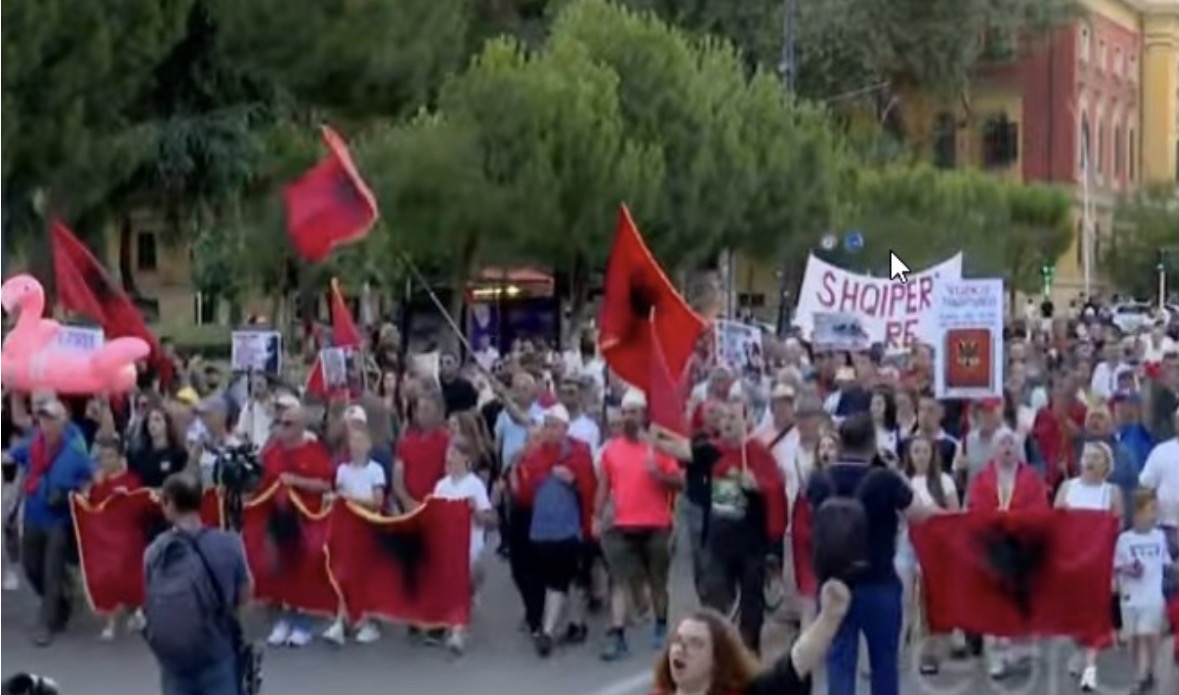 Me pankarta dhe flamuj në duar, nis marshimi i qytetarëve drejt Kryeministrisë