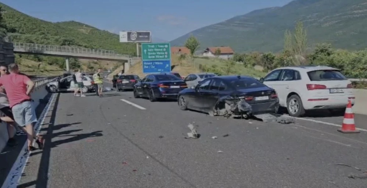 Aksident i rëndë pranë pikës kufitare në Morinë, 6 makina përplasen mes tyre/ Shtatë të plagosur, mes tyre një grua shtatzënë dhe një fëmijë