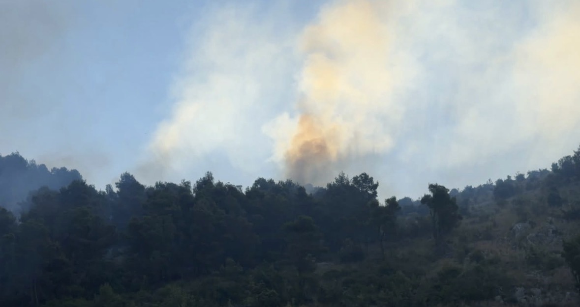 Ndërhyhet nga ajri me helikopter për shuarjen e zjarrit në malin e Shëngjinit, ulet intensiteti i flakëve