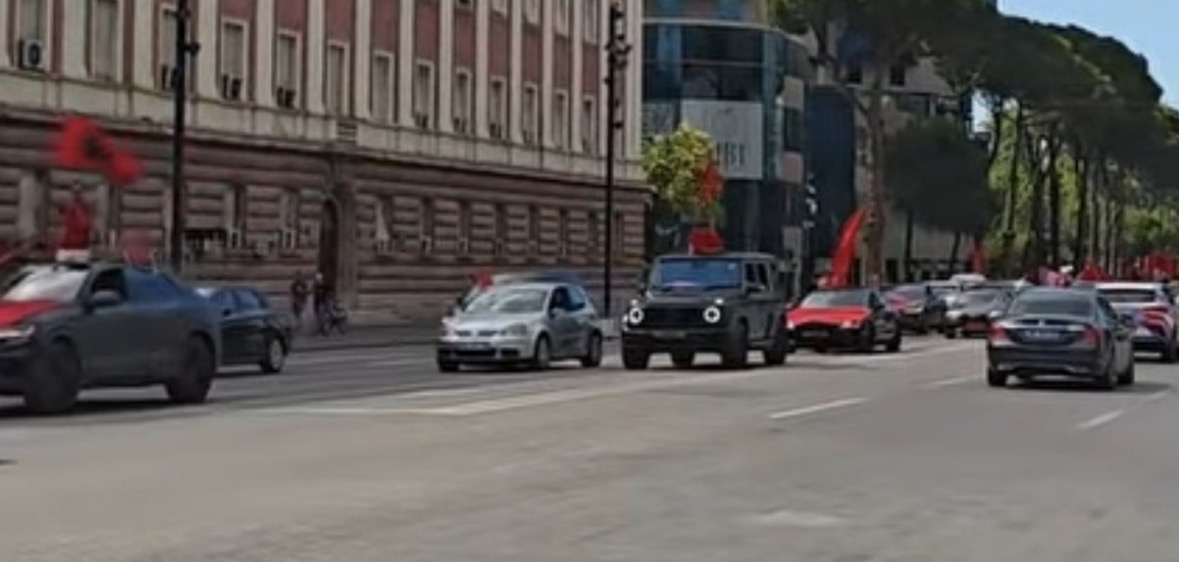Drejt Tiranës nga toka, ajri dhe deti për protestën, Berisha: Zoti i bekoftë shqiptarët 