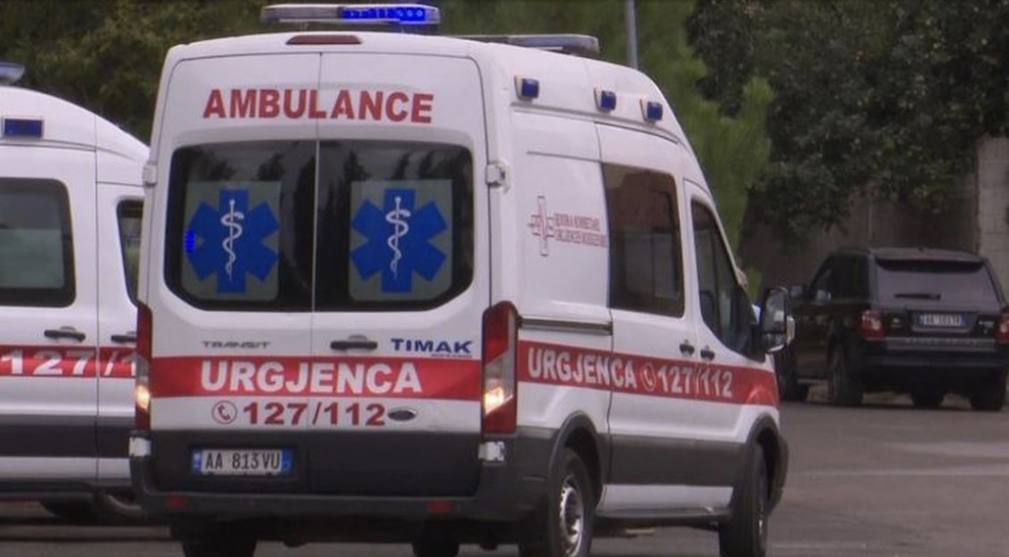E moshuara bie nga autobusi, transportohet në spital në gjendje të rëndë 
