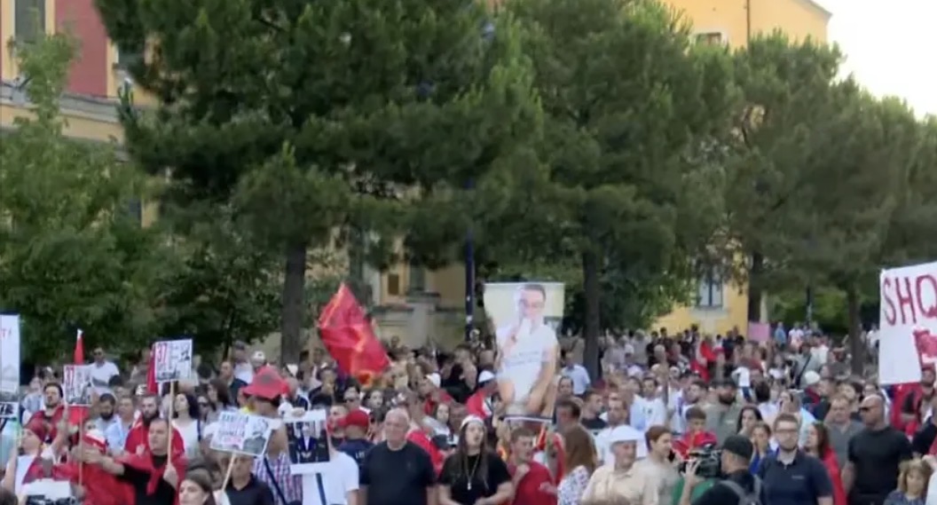 Sot dita e 37-të e protestës, qytetarët mblidhen sërish para Kryeministrisë