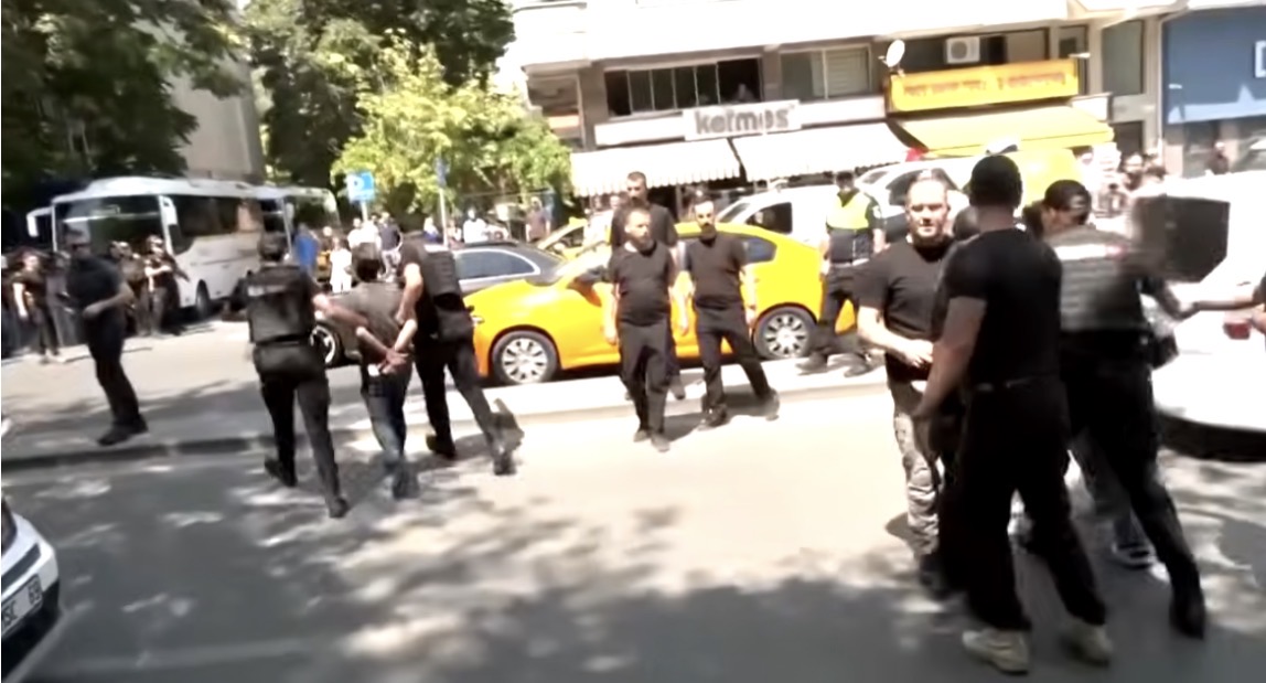 Përplasje në Ankara, protestuesit anti-NATO përleshen me policinë para samitit