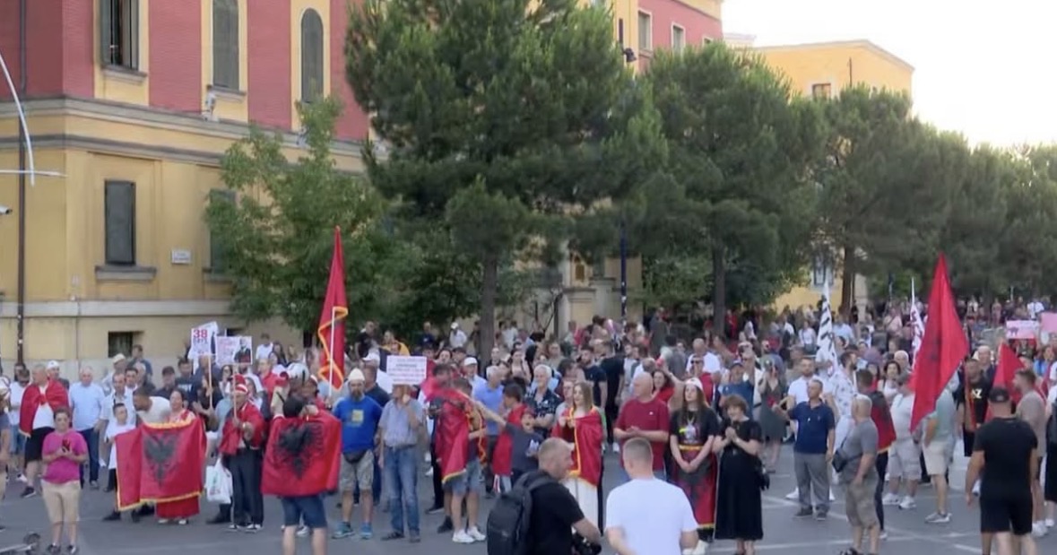 Sot dita e 38-të e protestës, qytetarët i drejtohen Kryeministrisë për të mbajtur fjalimet e tyre
