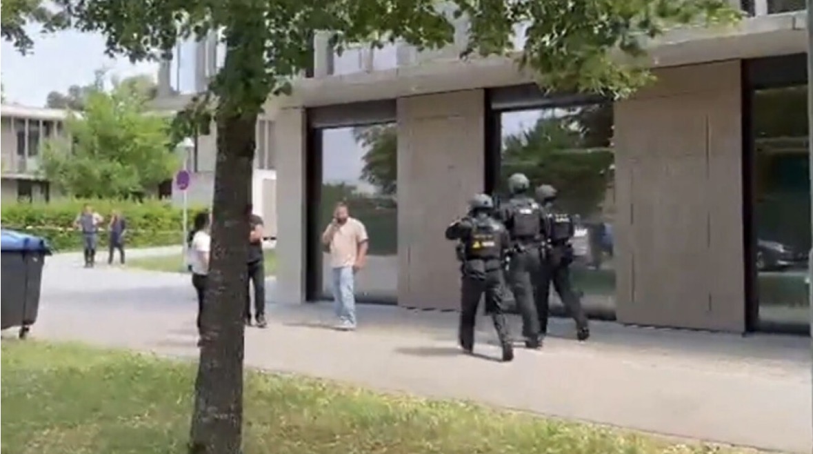 Sulm me thikë në një shkollë në Gjermani, 16-vjeçari plagos rëndë dy nxënëse