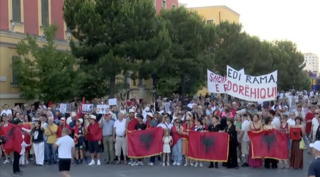 Sot dita e 40-të e protestës, aktivistët dhe qytetarët mblidhen para Kryeministrisë