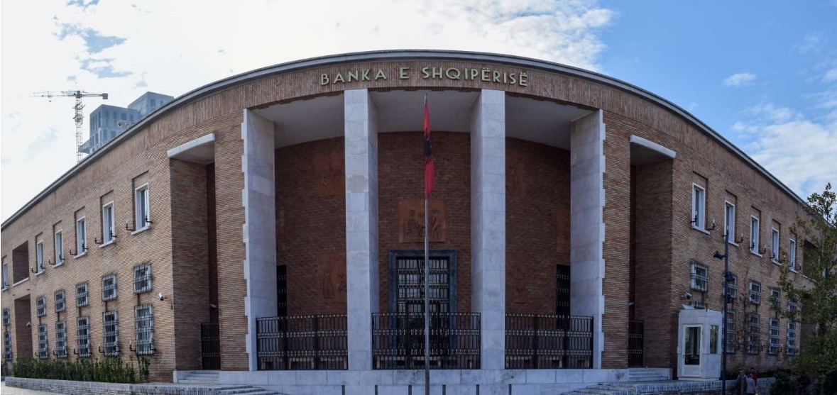 300 kredi të buta në administratë, i marrin policët, ushtarakët dhe mjekët