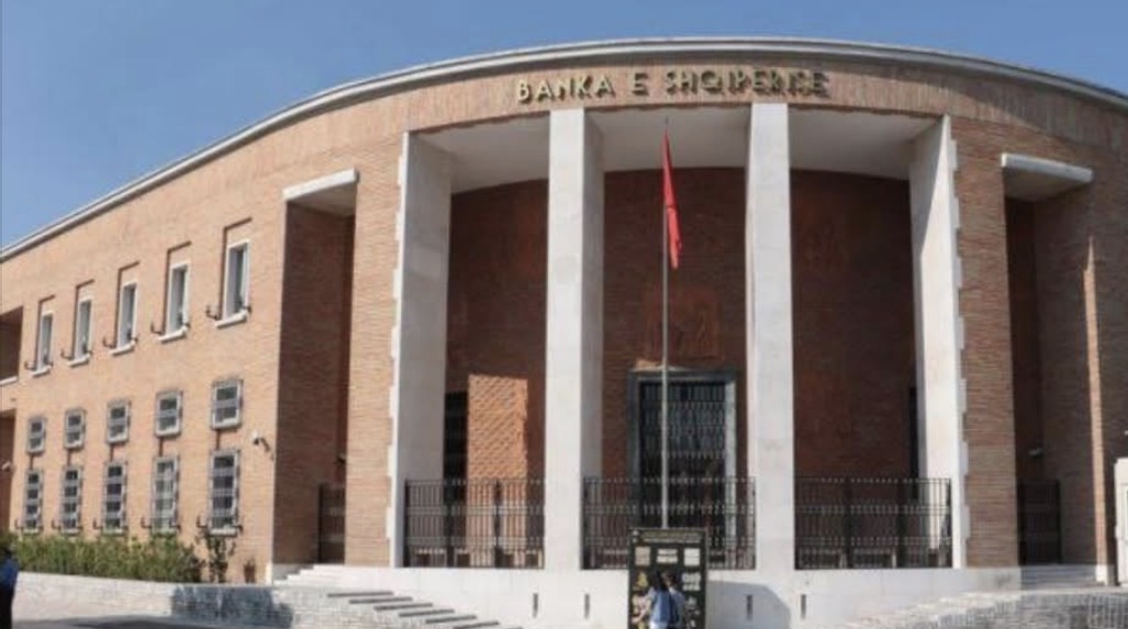 Banka e Shqipërisë “spastron” tregun financiar, hiqen licenca dhe vendosen qindra masa ndëshkuese ndaj bankave të nivelit të dytë