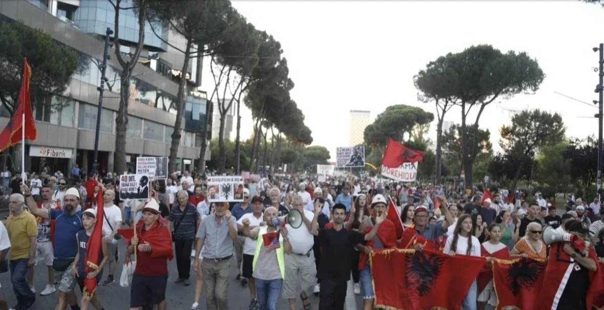 Dita e 44 e protestës, qytetarët mblidhen në sheshin ‘Skënderbej’ 