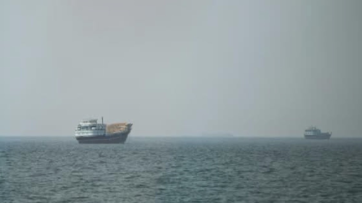 Emiratet e Bashkuara Arabe dënojnë sulmin flagrant të Iranit mbi tankerët e naftës në Hormuz, një marinar i vrarë