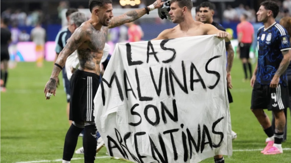 “Malvinas janë argjentinas”, Britania thirrje FIFA-s të hetojë Argjentinën për banderolën që shfaqën lojtarët