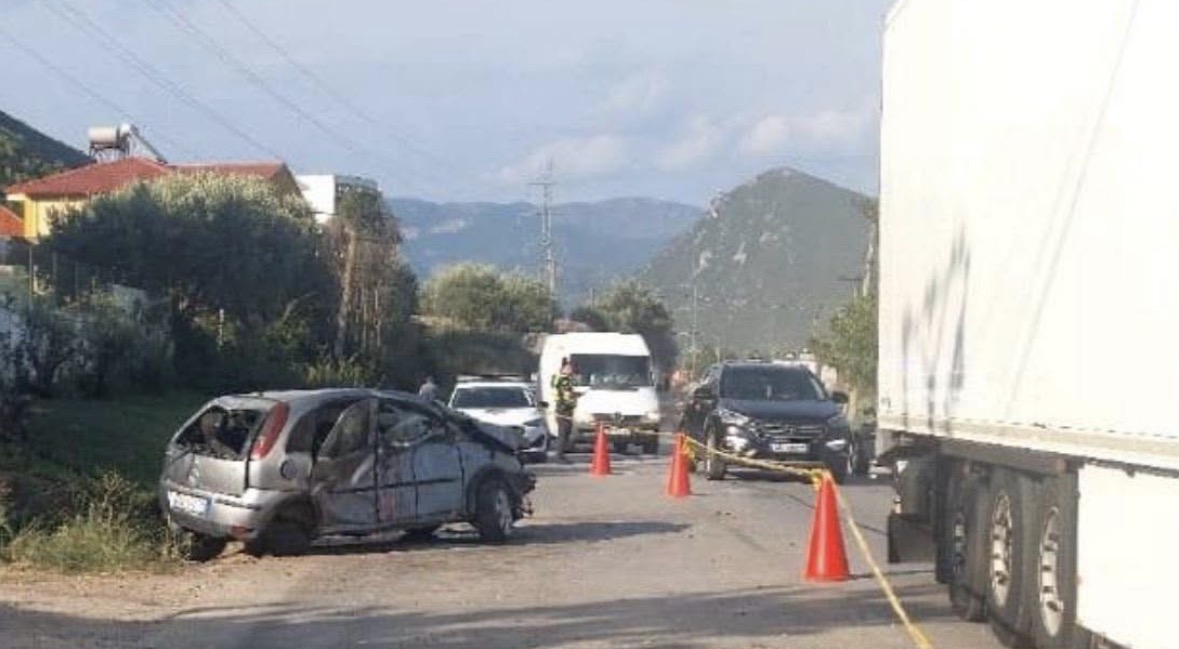 Aksident i rëndë në Elbasan-Librazhd, humb jetën 19-vjeçari pasi makina del nga rruga