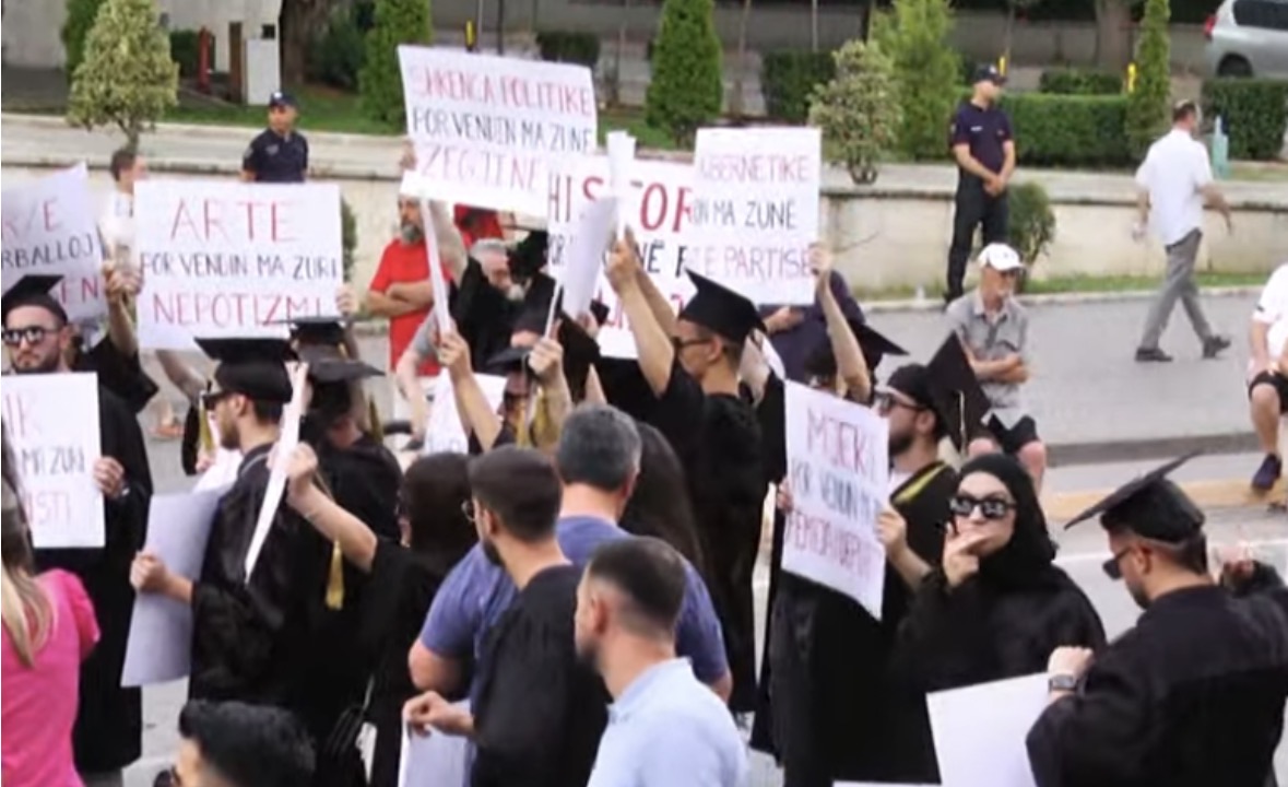 Dita e 47-të, qytetarët mblidhen para Kryeministrisë. U bashkohen edhe studentët e veshur me pelerinat e diplomimit