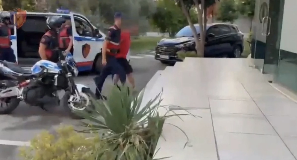 Grabiti me forcë xhiron ditore të një dyqani në Durrës, arrestohet 37-vjeçari (Video)