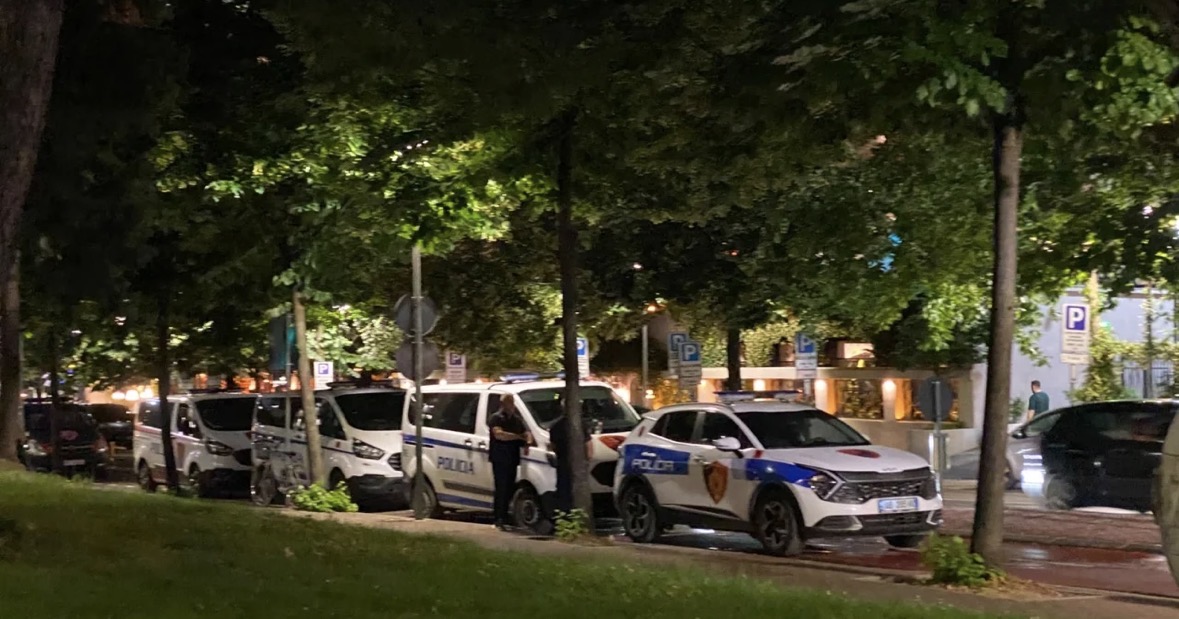 Të shtëna me armë zjarri në Sarandë/ Mbetet i plagosur një person, policia rrethon zonën