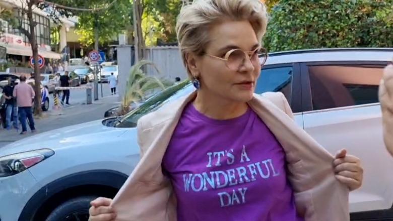 “Është një ditë e mrekullueshme”, Monika Kryemadhi paraqitet në Gjykatën e Posaçme me bluzën me mbishkrimin