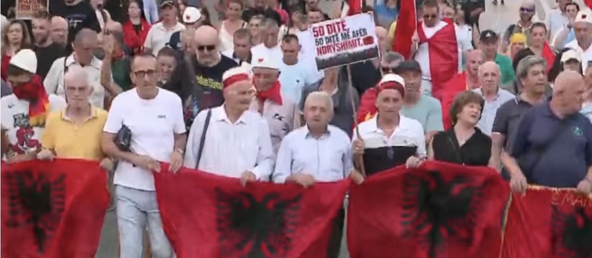Dita e 50-të e protestës, qytetarët para Kryeministrisë: Të enjten protestë kombëtare te Parlamenti