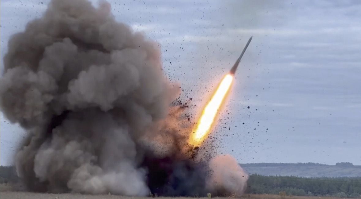 Rusia godet me raketa anijen turke me grurë në Detin e Zi, 5 marinarë të vrarë