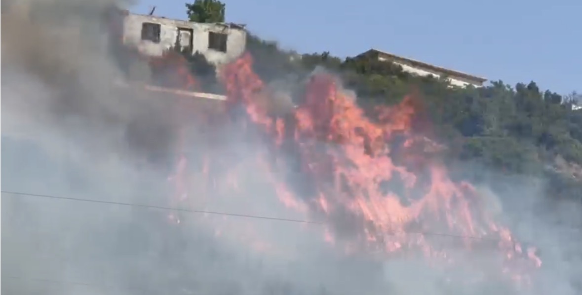 Zjarr mbi tunelin e Vlorës, flakët iu afruan banesave