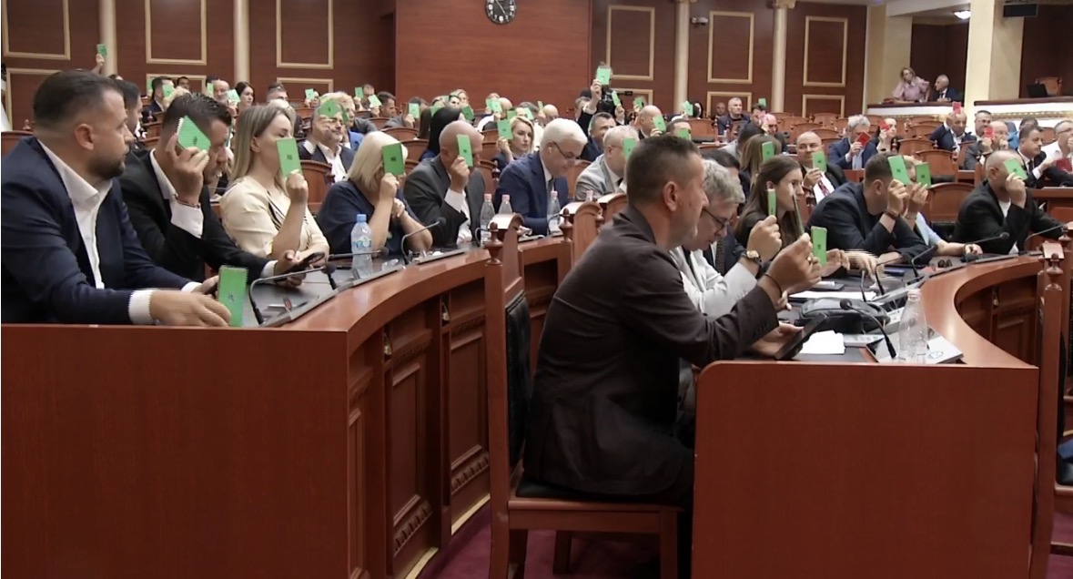Opozita bllokoi foltoren, Kuvendi miraton kërkesën e Ballës për shtyrjen e raportimeve të institucioneve kushtetuese