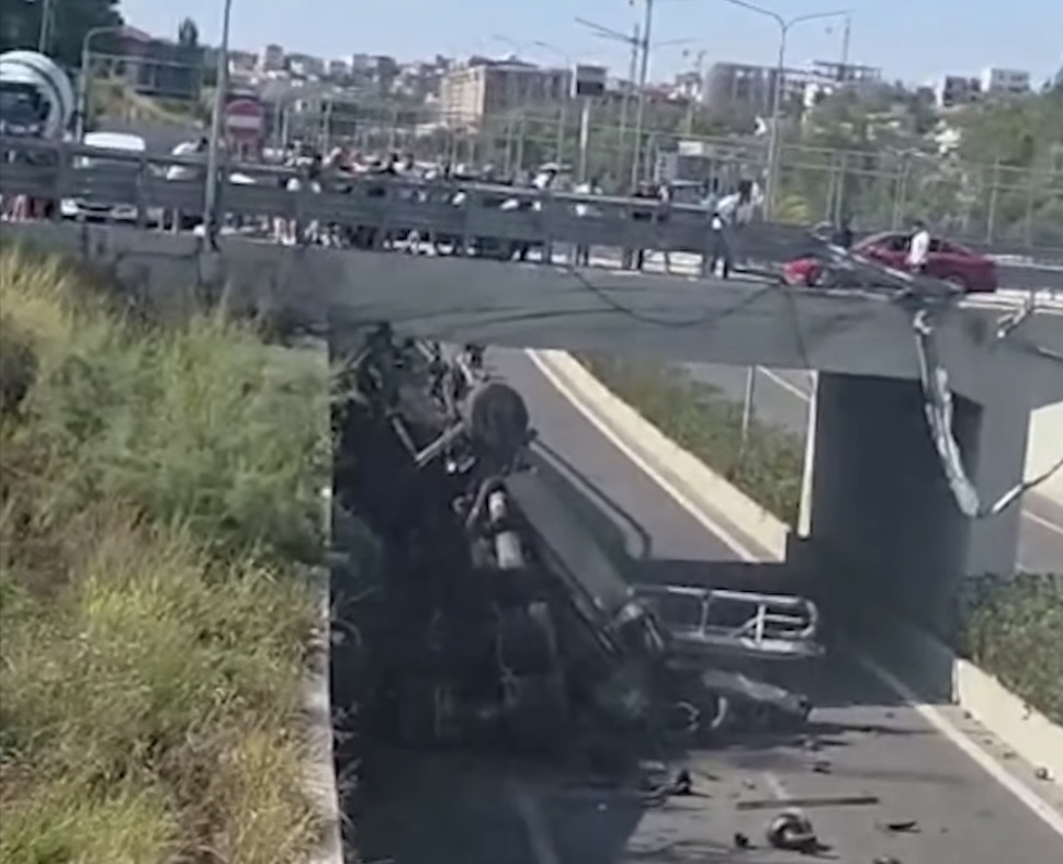 Aksident i rëndë në Unazën e Madhe të Tiranës, mjeti i tonazhit të rëndë del nga rruga dhe bie nga ura
