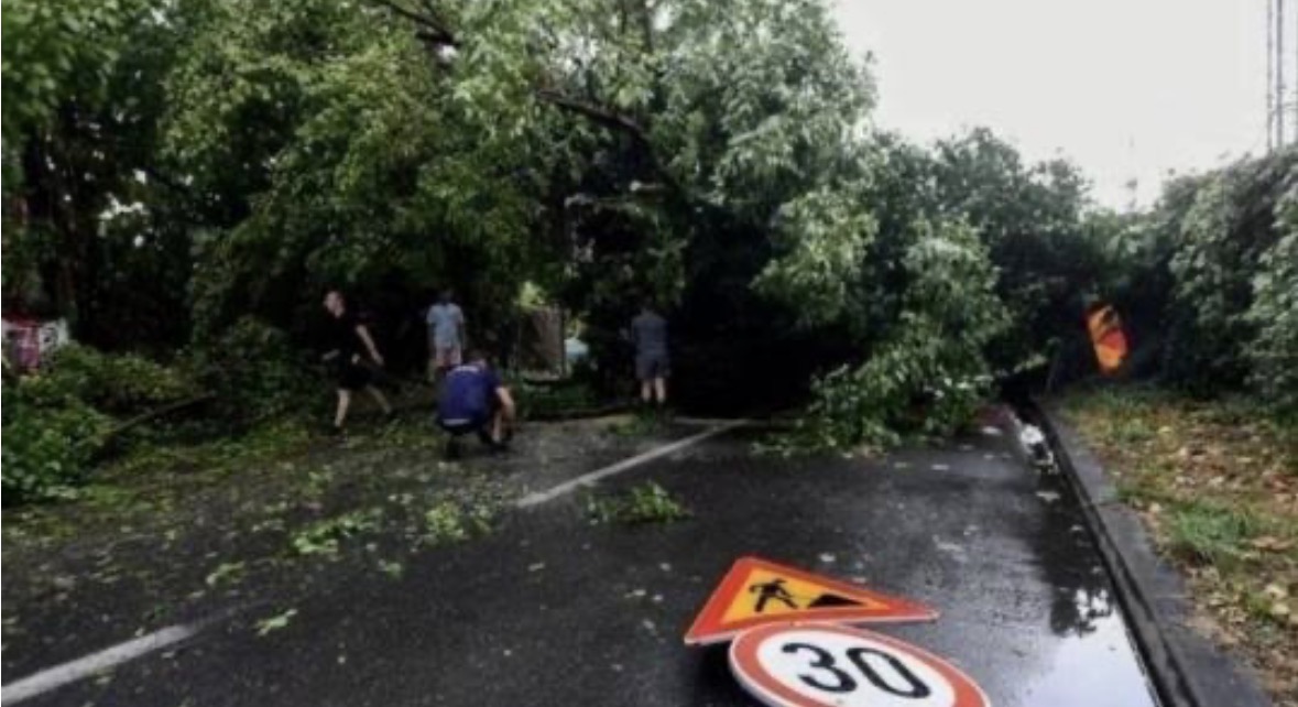 Stuhitë godasin Ballkanin, miliona euro dëme në bujqësi, mbi 100 automjete të dëmtuara në Shkup
