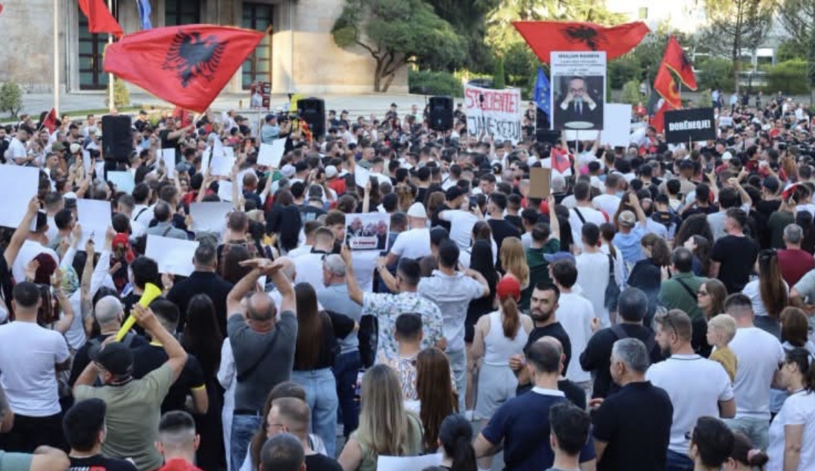 Dita e 53-të e protestës, qytetarët ndalen në Kryeministri për të marshuar në rrugët e Tiranës