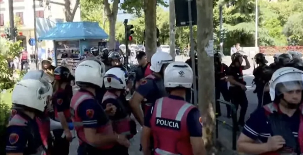 Policia vijon shoqërimet e protestuesve të tjerë, tensionohet situata jashtë Parlamentit