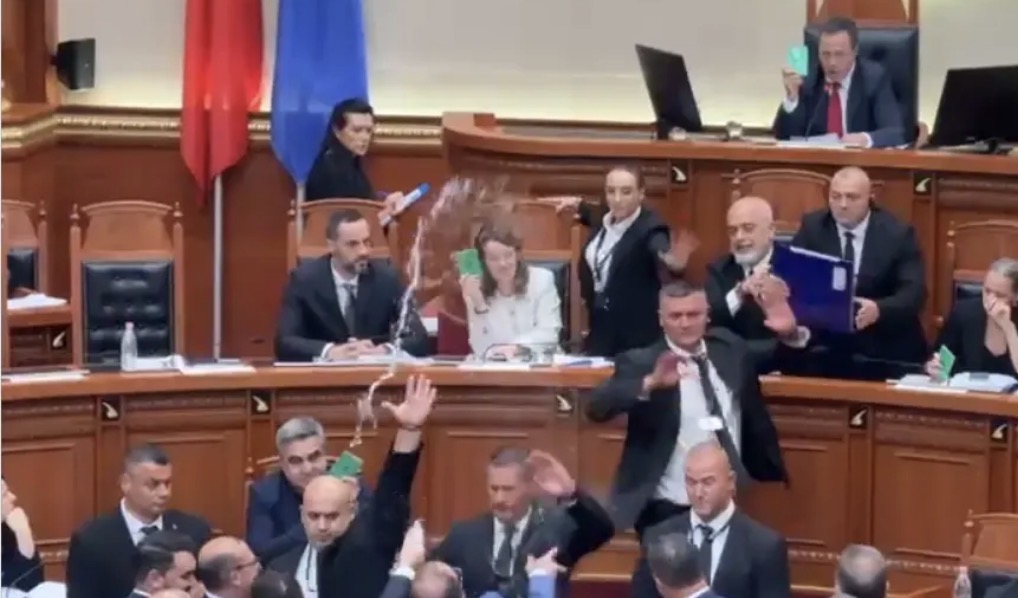 Bardhi dhe Balliu hedhin ujë drejt Ramës, përjashtohet nga seanca kreu i grupit të PD-së