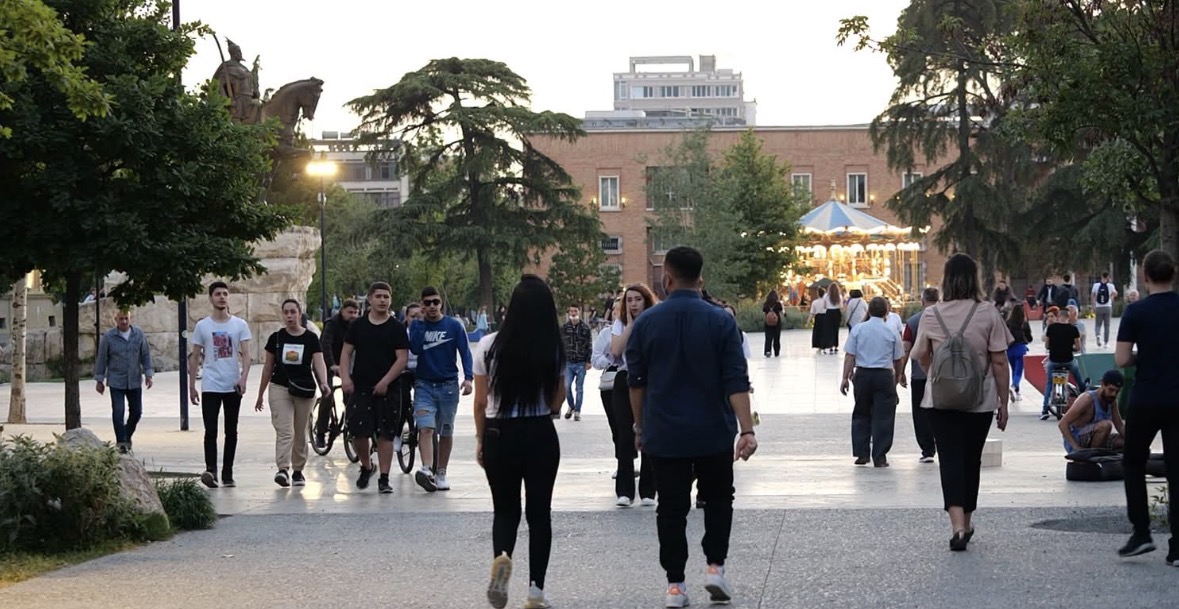 57% e shqiptarëve thonë se të ardhurat u mjaftojnë vetëm për nevojat minimale