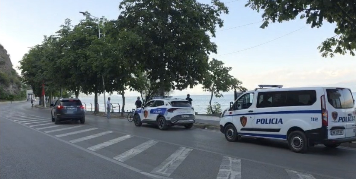 I moshuari humb jetën në liqenin e Pogradecit, dyshohet se pësoi infarkt sapo hyri në ujë 