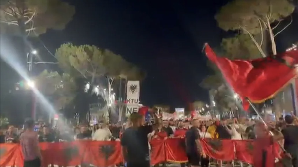 “Lironi çunat, lironi vajzat”, protesta e ditës së 54 fokusohet te të shoqëruarit nga policia