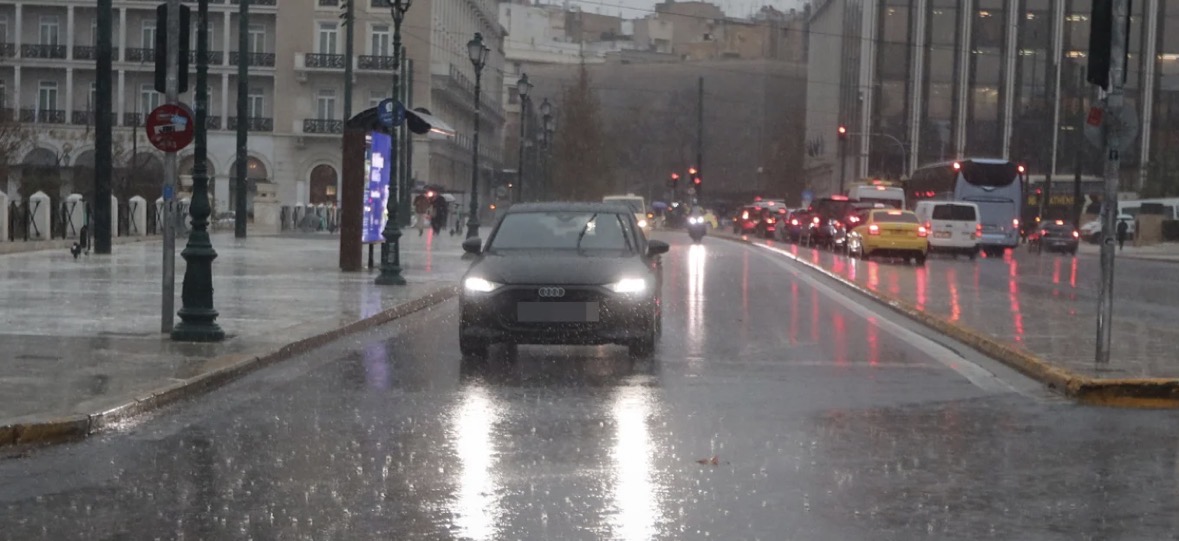 Stuhia e fuqishme godet Greqinë/ Athina përfshihet nga reshjet dhe rrufetë, mbi 100 mijë shkarkime elektrike
