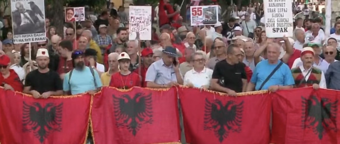 Protesta nuk ndalet edhe pas “Besës” së Ramës, qytetarët mblidhen në ditën e 55-të përballë Kryeministrisë