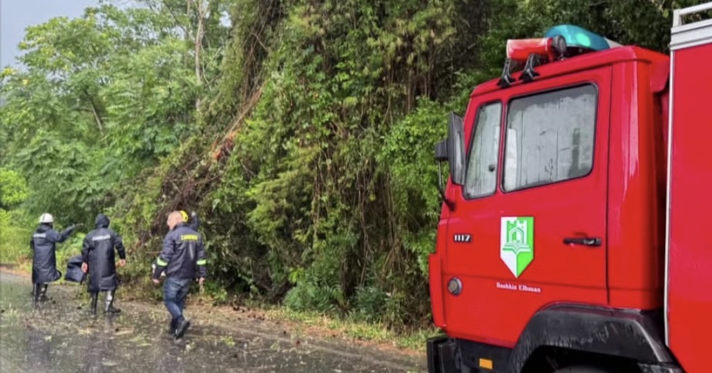Dëme nga stuhia në Juglindje! Biznese nën ujë dhe bagëti të vrara nga rrufeja. Probleme në Elbasan, Korçë e Pogradec