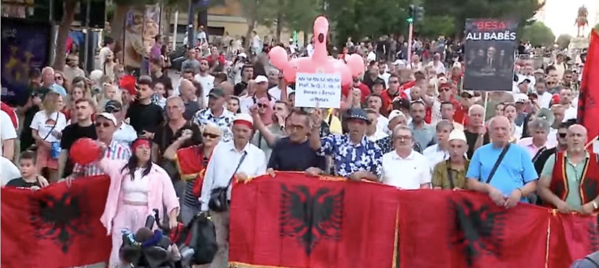 Protesta në ditën e 56-të, qytetarët mblidhen para Kryeministrisë dhe paralajmërojnë tubim të ri të hënën te Parlamenti