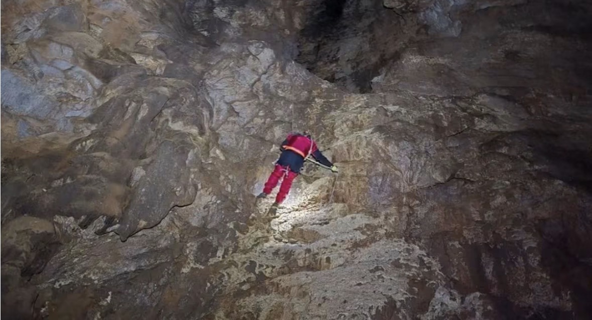 Zbulim i rrallë në Parkun Kombëtar të Llogarasë, eksploruesit gjejnë zgavrën 70 metra të thellë