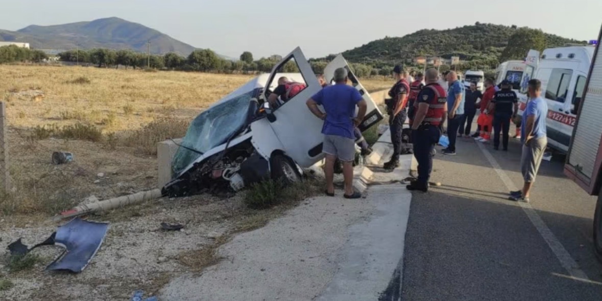 Po shkonin për punë në bregdet, furgoni aksidentohet në Fushë Dukat, 1 i vdekur dhe 5 të plagosur